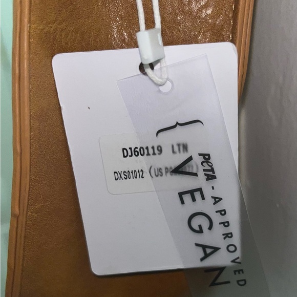 NWT Purse Lux Cognac Crossbody w/Stud Details & printed Guitar Strap - Picture 4 of 7